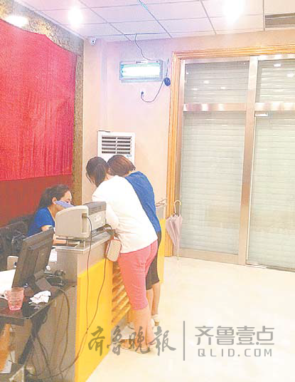 記者與購房者一起被工作人員反鎖在售樓處內(nèi)。