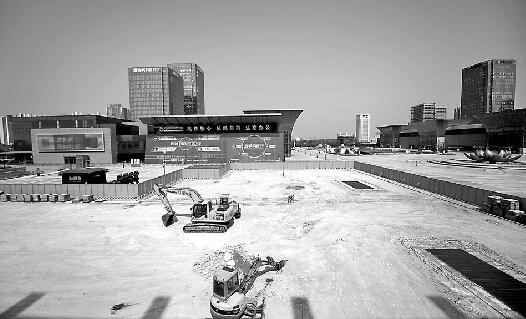 6月28日,封閉禮樂廣場建設站點。據了解,此處站點將通過地下通道與濟南西站相連。 記者王鋒 攝(資料照片)