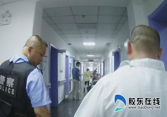 男子(右)偷拍他人如厕被抓