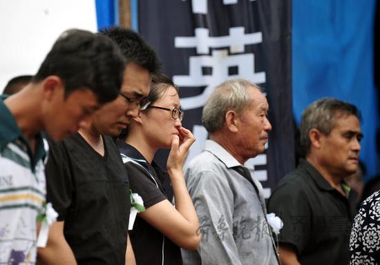 前来吊唁的人流不断,杨树朋的爱人不停抹去留下的眼泪。齐鲁晚报·齐鲁壹点记者 张中 摄
