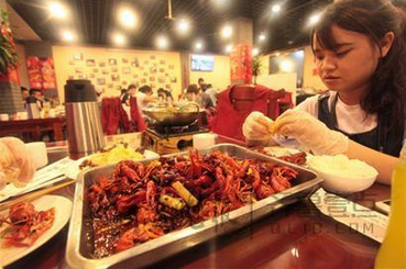 現場B
小龍蝦成美味“盤中餐”