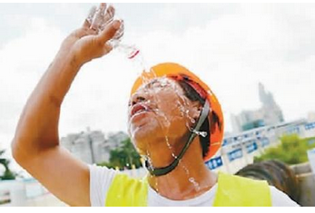 24日,青島氣溫超過30℃,石老人海水浴場擠滿了游客,一天接待了8萬人。 齊魯晚報·齊魯壹點 記者 陳之煥 攝