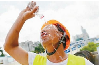 24日，青岛气温超过30℃，石老人海水浴场挤满了游客，一天接待了8万人。 齐鲁晚报·齐鲁壹点 记者 陈之焕 摄