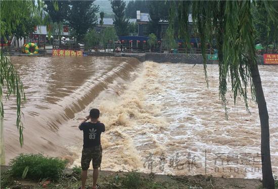 22日,卧虎山水库的上游来水凶猛,导致水库蓄水量快速上升。齐鲁晚报·齐鲁壹点记者 王杰摄