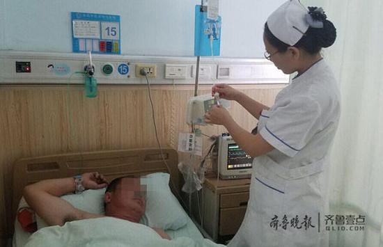 （25日，在胶州市中心医院内，一名因天热引发心脏病的患者在住院治疗。）