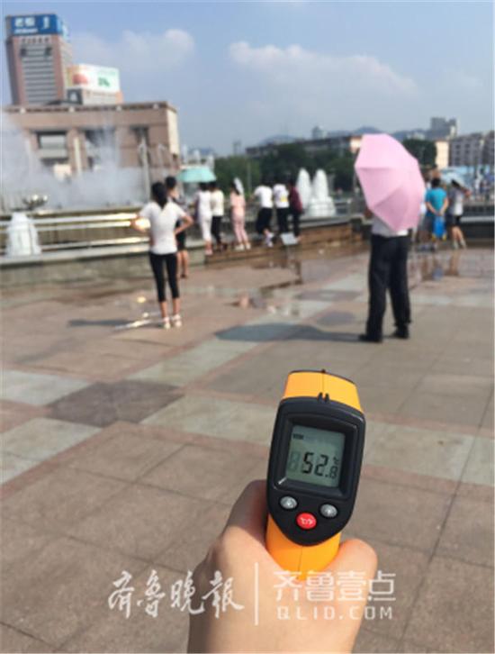 25日15时，记者携带市民常用的测量工具“红外线测温仪”来到泉城广场。当按下按钮时，显示屏上显示出52 。 8℃。齐鲁晚报·齐鲁壹点 见习记者郭立伟摄
