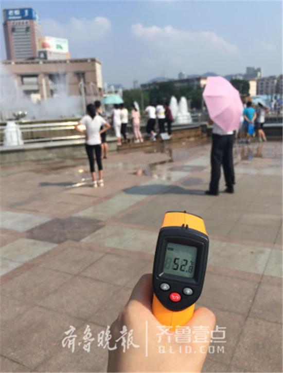 25日15時(shí),記者攜帶市民常用的測量工具“紅外線測溫儀”來到泉城廣場。當(dāng)按下按鈕時(shí),顯示屏上顯示出52 。 8℃。齊魯晚報(bào)·齊魯壹點(diǎn) 見習(xí)記者郭立偉攝