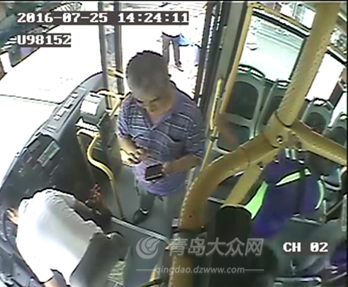 車載視頻顯示駕駛員趴到在方向盤上,周圍乘客正在撥打120急救。