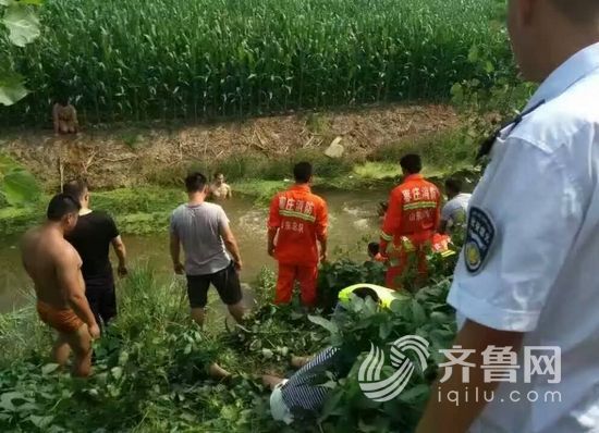 婦女騎三輪車墜入水溝 四名兒童溺亡