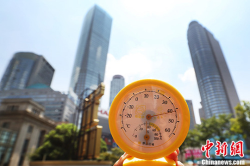 7月26日中午12點39分,南京街頭高溫逼人,用溫度計測量的實時溫度超過40攝氏度。 中新社記者 泱波 攝