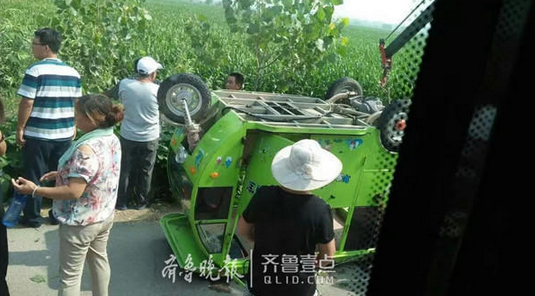 四名儿童上辅导班的路上,三轮车翻入路边水沟。