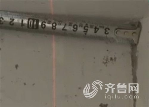 記者實測:墻體確實傾斜8公分(視頻截圖)