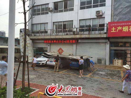 廣告牌掉落 ,砸中汽車