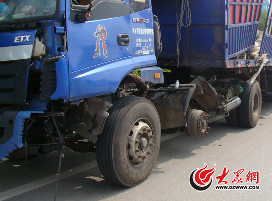 這輛半掛車左前方嚴重受損,且車輛中軸兩側輪胎缺失,行駛在路上像是在不停的“哆嗦”