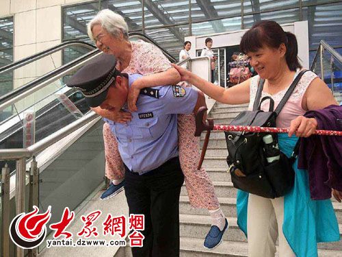 徐東鵬把老人背到車廂