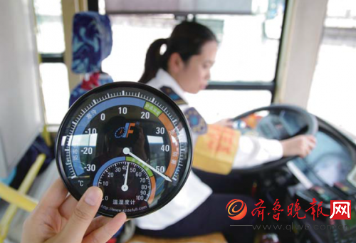 29日午后,陈景香在50℃的公交车厢内开车。本报记者孟燕实习生姜珊摄