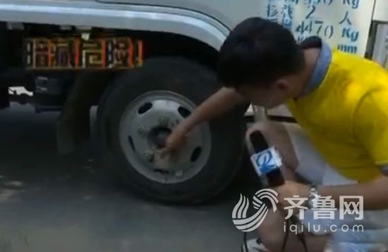 車輪上的螺絲是松動的，記者用手就可以轉的動