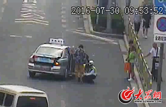 受到救助的婦女感動不已,從車里出來撲通給交警跪下了。