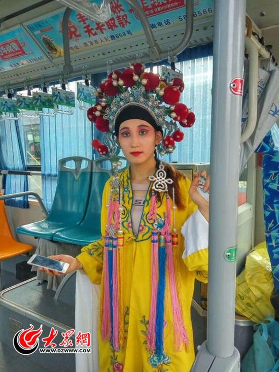 古裝戲服美女為乘客免費(fèi)刷卡