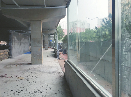 写有“黄河路桥”字样的围挡内,在建的房子已现雏形。记者黄冠林 摄