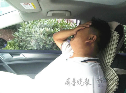郭某父親掩面大哭,稱自己平時忙生意,沒把兒子教育好。齊魯晚報·齊魯壹點記者 劉震 攝