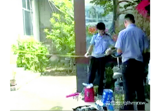 警方正在死者家中勘察。視頻截圖