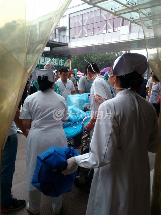 傷者送到聊城市人民醫(yī)院接受治療