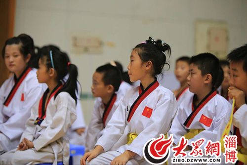 杜麗的母校沂源縣競技體育學校師生共同收看比賽