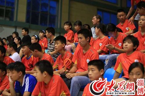 杜麗的母校沂源縣競技體育學校師生共同收看比賽