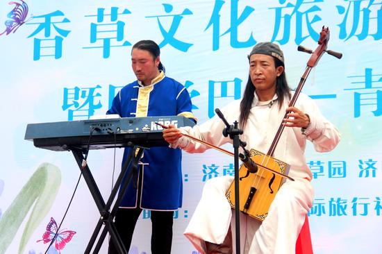 精彩的民族风情表演。
