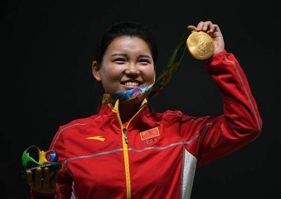 北京時間8月7日晚,濟南姑娘張夢雪在里約奧運會女子10米氣手槍決賽中,以總成績199.4環成績奪冠,為中國捧回里約奧運首金。