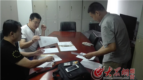 民警分析案情 努力收集线索