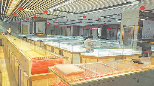 山东国际珠宝交易中心(二期)的一家店铺内营业员在等待顾客。