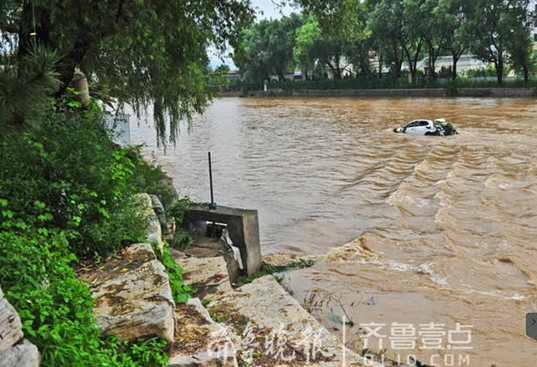 河道水位暴涨，冲断县城内两座漫水桥，把停在桥上的三辆私家车卷入河里，所幸无人员伤亡。齐鲁晚报·齐鲁壹点 记者刘涛摄