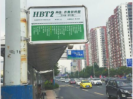 HBT站牌安裝在公交車站牌附近的燈柱上 記者王曉芳 攝
