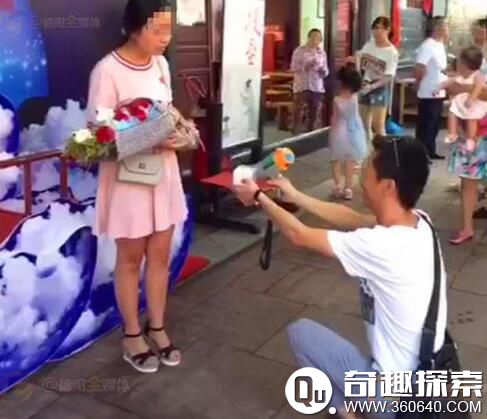 小伙當眾求婚
