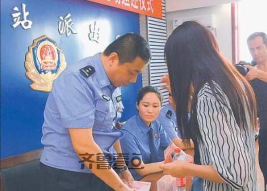8月12日,濟南鐵路民警將贓款返還給女大學(xué)生