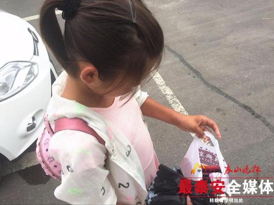 △好心人王女士給嬌嬌找了幾件換洗衣物