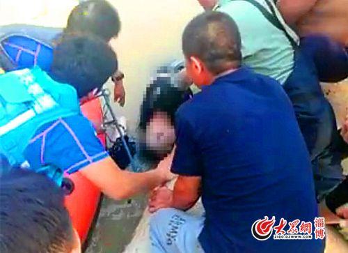 男子被打撈上岸。(圖片來源:淄博藍天救援隊)