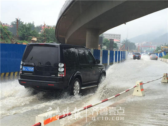 16日，济南的暴雨致多路段严重积水。