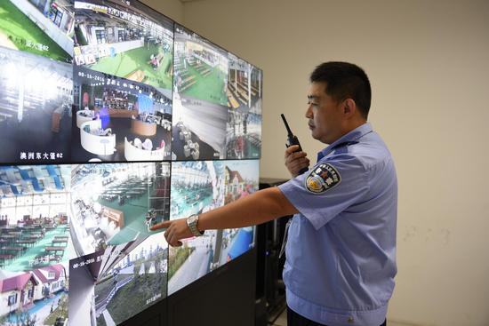 青島市公安局經濟技術開發區分局指揮中心主任科員李鵬可以說是園區安保中心的“管家”，每天負責為各警鐘的諸項工作進行協調，充分做好保障工作。李鵬來啤酒節的第一天，自己的第二個孩子才出生37天，早上8點過來，晚上12點回家，讓他顧不上照顧妻子和孩子。（王珠龍  拍攝）圖為李鵬在查看監控。