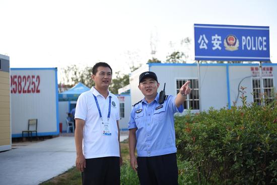 青島市公安局經濟技術開發區分局指揮中心主任科員李鵬可以說是園區安保中心的“管家”，每天負責為各警鐘的諸項工作進行協調，充分做好保障工作。李鵬來啤酒節的第一天，自己的第二個孩子才出生37天，早上8點過來，晚上12點回家，讓他顧不上照顧妻子和孩子。圖為李鵬在現場了解問題。（王珠龍  拍攝）
