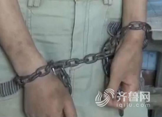 父亲铁链锁儿整一年(视频截图)