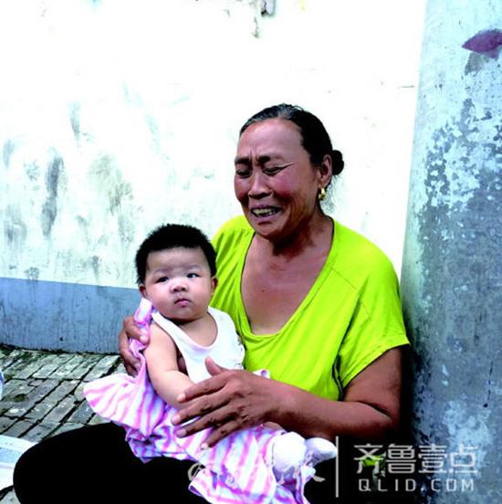 死者郝翠翠的母亲痛不欲生。齐鲁晚报·齐鲁壹点 记者 时培磊 摄