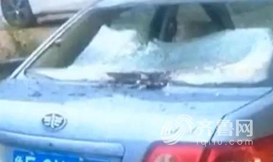 吕先生被砸坏的汽车后窗玻璃（视频截图）