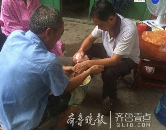 崔世業父親(右)極度悲傷,說不出話。 現場村民供圖