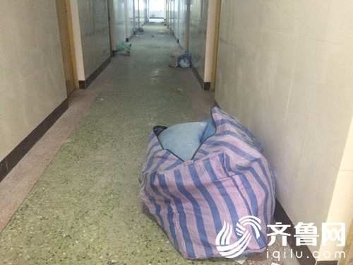 学生被褥被放置于寝室过道。