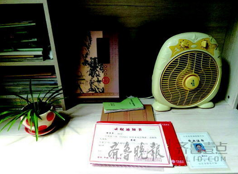 徐玉玉的寫字桌上,空蕩蕩地擺放著她的大學錄取通知書。齊魯晚報·齊魯壹點 記者 高祥 邱明 攝