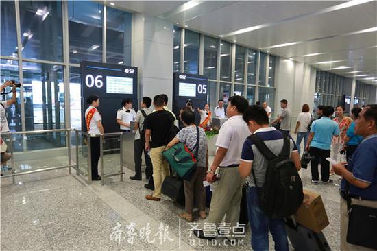 (25日,不少旅客冒雨来济南长途汽车西站乘车。 齐鲁晚报·齐鲁壹点记者记者 李虎 摄)