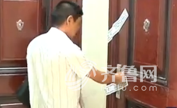 衣先生的所购买房子的门上被贴上了封条(视频截图)